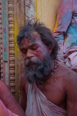 Barsana, Uttar Pradesh, Hindistan - Mart 2022: Hintliler sokakta geleneksel Holi festivalini kutluyorlar