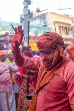 Barsana, Uttar Pradesh, Hindistan - Mart 2022: Hintliler sokakta geleneksel Holi festivalini kutluyorlar