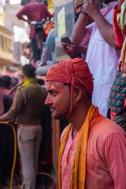 Barsana, Uttar Pradesh, Hindistan - Mart 2022: Hintliler sokakta geleneksel Holi festivalini kutluyorlar