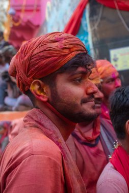 Barsana, Uttar Pradesh, Hindistan - Mart 2022: Hintliler sokakta geleneksel Holi festivalini kutluyorlar