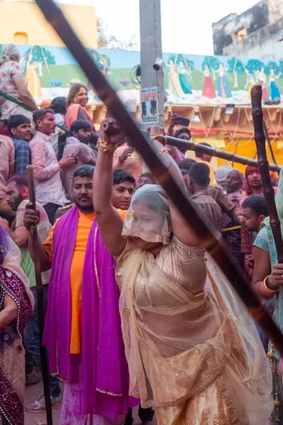 Barsana Uttar Pradesh Hindistan Mart 2022 Barsana Hindu Kadınlar Ellerinde — Stok fotoğraf