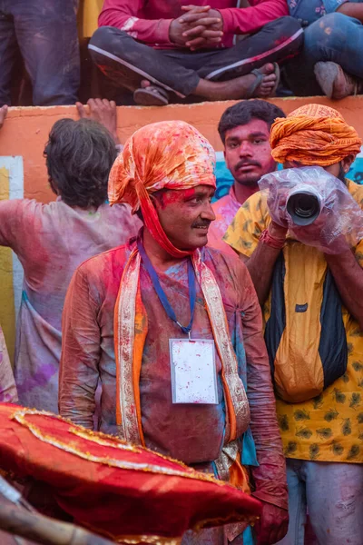Barsana, Uttar Pradesh, Hindistan - Mart 2022: Hintliler sokakta geleneksel Holi festivalini kutluyorlar
