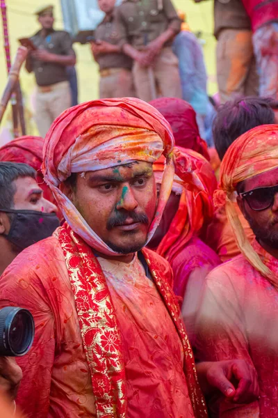 Barsana, Uttar Pradesh, Hindistan - Mart 2022: Hintliler sokakta geleneksel Holi festivalini kutluyorlar