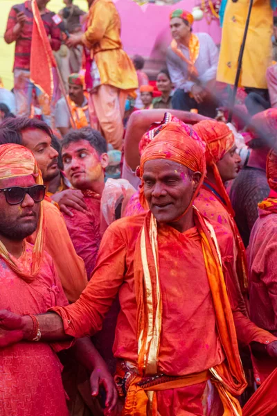Barsana, Uttar Pradesh, Hindistan - Mart 2022: Hintliler sokakta geleneksel Holi festivalini kutluyorlar