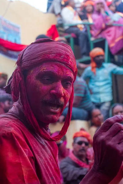 Barsana, Uttar Pradesh, Hindistan - Mart 2022: Hintliler sokakta geleneksel Holi festivalini kutluyorlar