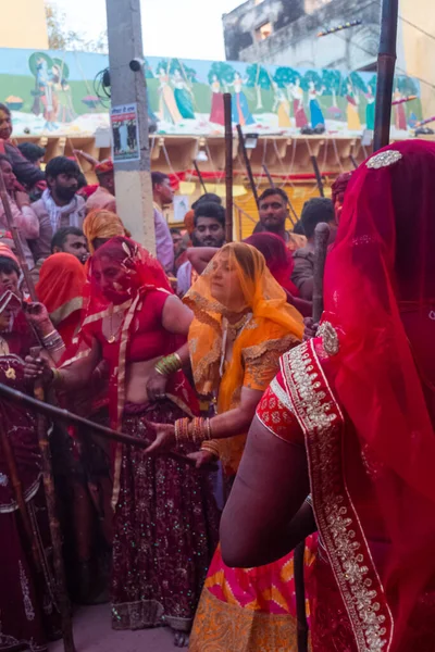 2022年3月 インド ウッタル プラデーシュ州バルサナ出身のヒンドゥ教徒女性が顔にベールをつけ 竹の棒を手にナンガオン出身の男性をラスマルホリの伝統儀式として打ち負かす — ストック写真