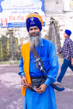 Anandpur Sahib, Punjab, Hindistan - Mart 2022: Holi festivali sırasında Hola Mohalla 'nın Anandpur Sahib kutlamaları sırasında sih erkek portresi (Nihang Sardar).