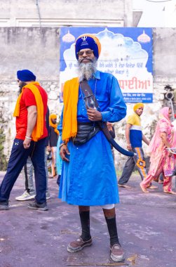 Anandpur Sahib, Punjab, Hindistan - Mart 2022: Holi festivali sırasında Anandpur Sahib 'de Hola Mohalla' nın kutlaması sırasında sih erkek portresi (Nihang Sardar).