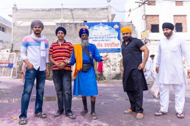 Anandpur Sahib, Punjab, Hindistan - Mart 2022: Holi festivali sırasında Anandpur Sahib 'de Hola Mohalla' nın kutlaması sırasında sih erkek portresi (Nihang Sardar).