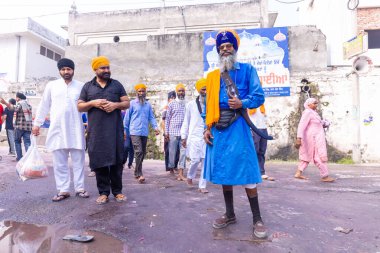 Anandpur Sahib, Punjab, Hindistan - Mart 2022: Holi festivali sırasında Anandpur Sahib 'de Hola Mohalla' nın kutlaması sırasında sih erkek portresi (Nihang Sardar).