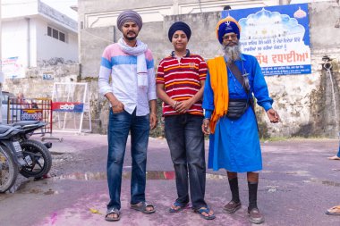 Anandpur Sahib, Punjab, Hindistan - Mart 2022: Holi festivali sırasında Anandpur Sahib 'de Hola Mohalla' nın kutlaması sırasında sih erkek portresi (Nihang Sardar).