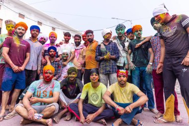 Barsana, Uttar Pradesh, Hindistan - Mart 2022: Hintliler sokakta geleneksel Holi festivalini kutluyorlar