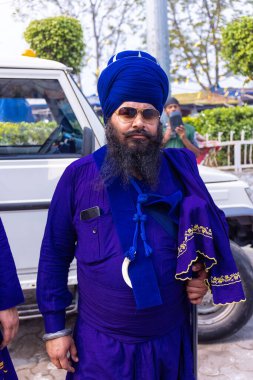 Anandpur Sahib, Punjab, Hindistan - Mart 2022: Holi festivali sırasında Hola Mohalla 'nın Anandpur Sahib kutlamaları sırasında sih erkek portresi (Nihang Sardar).