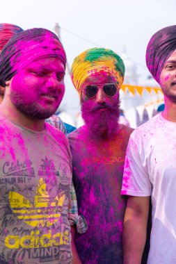 Barsana, Uttar Pradesh, Hindistan - Mart 2022: Hintliler sokakta geleneksel Holi festivalini kutluyorlar