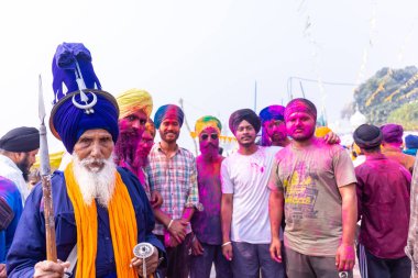 Barsana, Uttar Pradesh, Hindistan - Mart 2022: Hintliler sokakta geleneksel Holi festivalini kutluyorlar