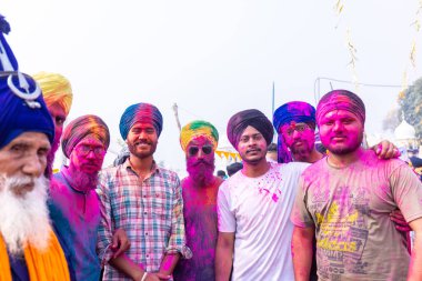 Barsana, Uttar Pradesh, Hindistan - Mart 2022: Hintliler sokakta geleneksel Holi festivalini kutluyorlar