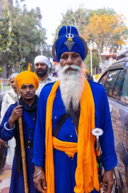 Anandpur Sahib, Punjab, Hindistan - Mart 2022: Holi festivali sırasında Anandpur Sahib 'de Hola Mohalla' nın kutlaması sırasında sih erkek portresi (Nihang Sardar).