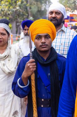 Anandpur Sahib, Punjab, Hindistan - Mart 2022: Holi festivali sırasında Anandpur Sahib 'de Hola Mohalla' nın kutlaması sırasında sih erkek portresi (Nihang Sardar).