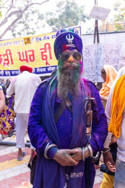Anandpur Sahib, Punjab, Hindistan - Mart 2022: Holi festivali sırasında Anandpur Sahib 'de Hola Mohalla' nın kutlaması sırasında Sikh Adam 'ın Portresi (Nihang Sardar).