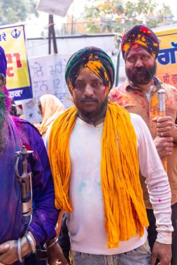 Barsana, Uttar Pradesh, Hindistan - Mart 2022: Hintliler sokakta geleneksel Holi festivalini kutluyorlar