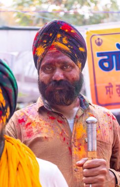 Barsana, Uttar Pradesh, Hindistan - Mart 2022: Hintliler sokakta geleneksel Holi festivalini kutluyorlar