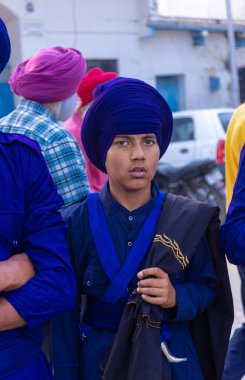 Anandpur Sahib, Punjab, Hindistan - Mart 2022: Holi festivali sırasında Anandpur Sahib 'de Hola Mohalla' nın kutlaması sırasında Sikh Adam 'ın Portresi (Nihang Sardar).