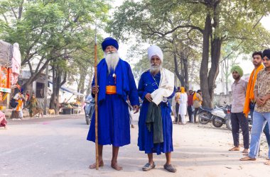 Anandpur Sahib, Punjab, Hindistan - Mart 2022: Holi festivali sırasında Anandpur Sahib 'de Hola Mohalla' nın kutlaması sırasında sih erkek portresi (Nihang Sardar).