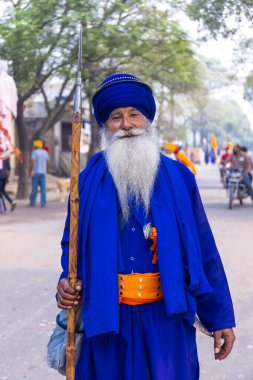 Anandpur Sahib, Punjab, Hindistan - Mart 2022: Holi festivali sırasında Anandpur Sahib 'de Hola Mohalla' nın kutlaması sırasında Sikh Adam 'ın Portresi (Nihang Sardar).