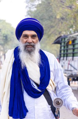 Anandpur Sahib, Punjab, Hindistan - Mart 2022: Holi festivali sırasında Anandpur Sahib 'de Hola Mohalla' nın kutlaması sırasında Sikh Adam 'ın Portresi (Nihang Sardar).
