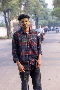 Anandpur Sahib, Punjab, Hindistan - Mart 2022: Holi festivali sırasında Hola Mohalla 'nın Anandpur Sahib kutlamaları sırasında sih erkek portresi (Nihang Sardar).
