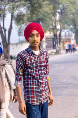 Anandpur Sahib, Punjab, Hindistan - Mart 2022: Holi festivali sırasında Hola Mohalla 'nın Anandpur Sahib kutlamaları sırasında sih erkek portresi (Nihang Sardar).