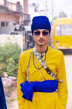 Anandpur Sahib, Punjab, Hindistan - Mart 2022: Holi festivali sırasında Hola Mohalla 'nın Anandpur Sahib kutlamaları sırasında sih erkek portresi (Nihang Sardar).