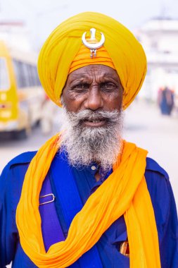 Anandpur Sahib, Punjab, Hindistan - Mart 2022: Holi festivali sırasında Hola Mohalla 'nın Anandpur Sahib kutlamaları sırasında sih erkek portresi (Nihang Sardar).