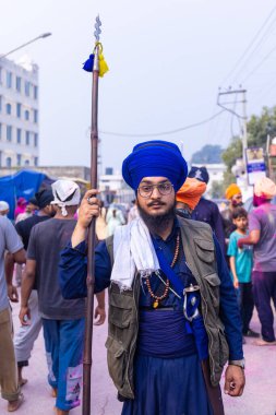 Anandpur Sahib, Punjab, Hindistan - Mart 2022: Holi festivali sırasında Anandpur Sahib 'de Hola Mohalla' nın kutlaması sırasında sih erkek portresi (Nihang Sardar).