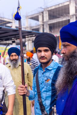 Anandpur Sahib, Punjab, Hindistan - Mart 2022: Holi festivali sırasında Anandpur Sahib 'de Hola Mohalla' nın kutlaması sırasında sih erkek portresi (Nihang Sardar).