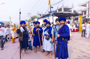 Anandpur Sahib, Punjab, Hindistan - Mart 2022: Holi festivali sırasında Anandpur Sahib 'de Hola Mohalla' nın kutlaması sırasında sih erkek portresi (Nihang Sardar).