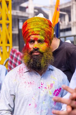 Barsana, Uttar Pradesh, Hindistan - Mart 2022: Hintliler sokakta geleneksel Holi festivalini kutluyorlar