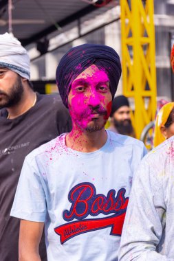 Barsana, Uttar Pradesh, Hindistan - Mart 2022: Hintliler sokakta geleneksel Holi festivalini kutluyorlar