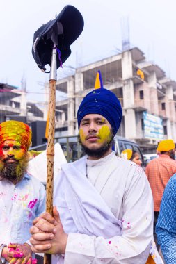Barsana, Uttar Pradesh, Hindistan - Mart 2022: Hintliler sokakta geleneksel Holi festivalini kutluyorlar