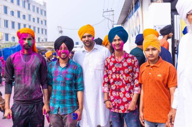 Barsana, Uttar Pradesh, Hindistan - Mart 2022: Hintliler sokakta geleneksel Holi festivalini kutluyorlar