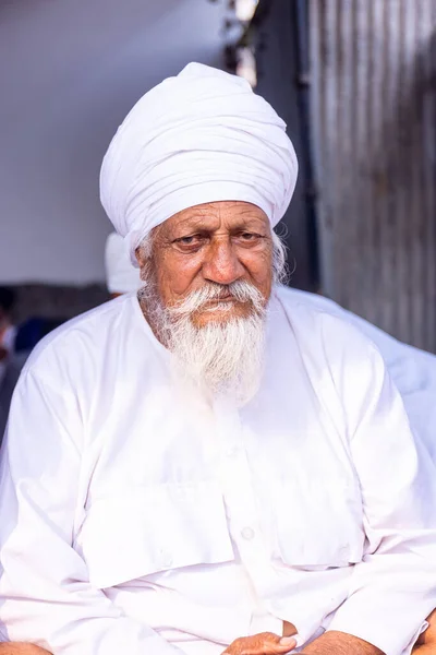 Портрет Старшего Бородатого Индийца Традиционной Одежде — стоковое фото