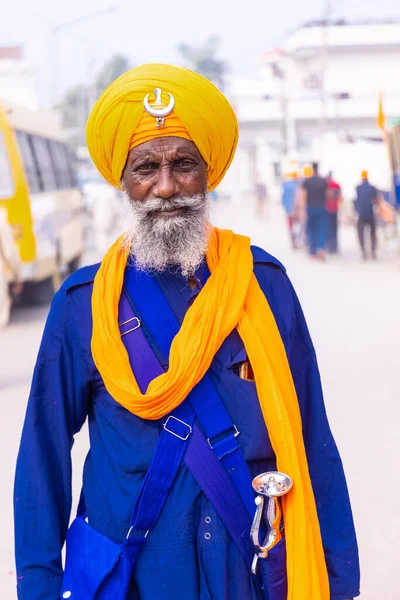 Anandpur Sahib, Punjab, Hindistan - Mart 2022: Holi festivali sırasında Hola Mohalla 'nın Anandpur Sahib kutlamaları sırasında sih erkek portresi (Nihang Sardar).