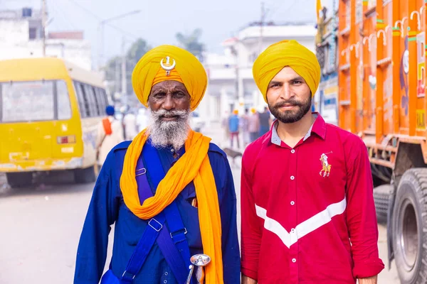 Anandpur Sahib, Punjab, Hindistan - Mart 2022: Holi festivali sırasında Anandpur Sahib 'de Hola Mohalla' nın kutlaması sırasında sih erkek portresi (Nihang Sardar).