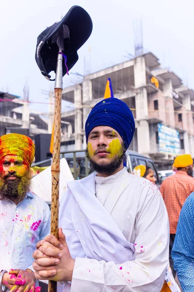 Barsana, Uttar Pradesh, Hindistan - Mart 2022: Hintliler sokakta geleneksel Holi festivalini kutluyorlar