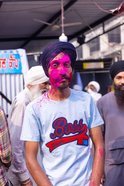 Barsana, Uttar Pradesh, Hindistan - Mart 2022: Hintliler sokakta geleneksel Holi festivalini kutluyorlar