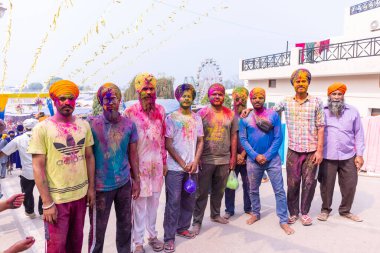 Anandpur Sahib, Punjab, Hindistan - Mart 2022: Holi festivali sırasında Hola Mohalla 'nın Anandpur Sahib' de kutlanması. Renkli yüze seçici odaklanma.