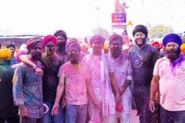 Anandpur Sahib, Punjab, Hindistan - Mart 2022: Holi festivali sırasında Hola Mohalla 'nın Anandpur Sahib' de kutlanması. Renkli yüze seçici odaklanma.