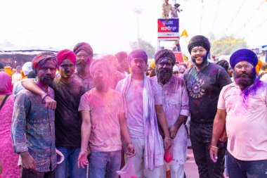 Anandpur Sahib, Punjab, Hindistan - Mart 2022: Holi festivali sırasında Hola Mohalla 'nın Anandpur Sahib' de kutlanması. Renkli yüze seçici odaklanma.