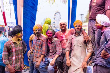 Anandpur Sahib, Punjab, Hindistan - Mart 2022: Holi festivali sırasında Hola Mohalla 'nın Anandpur Sahib' de kutlanması. Renkli yüze seçici odaklanma.