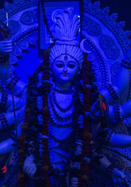 Durga Puja, Pandal 'daki Durga Tanrıçası Durga' nın bir idolüdür ve Bengali için dünya çapında en önemli Hindu festivalidir..